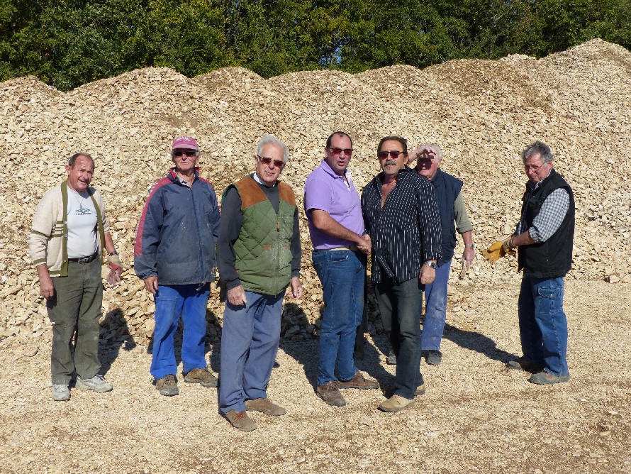 Des agriculteurs nous donnent des pierres plates